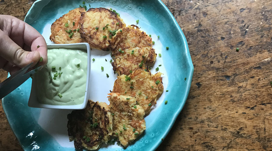 Tortas de colirrábano y zanahoria con salsa de aguacate